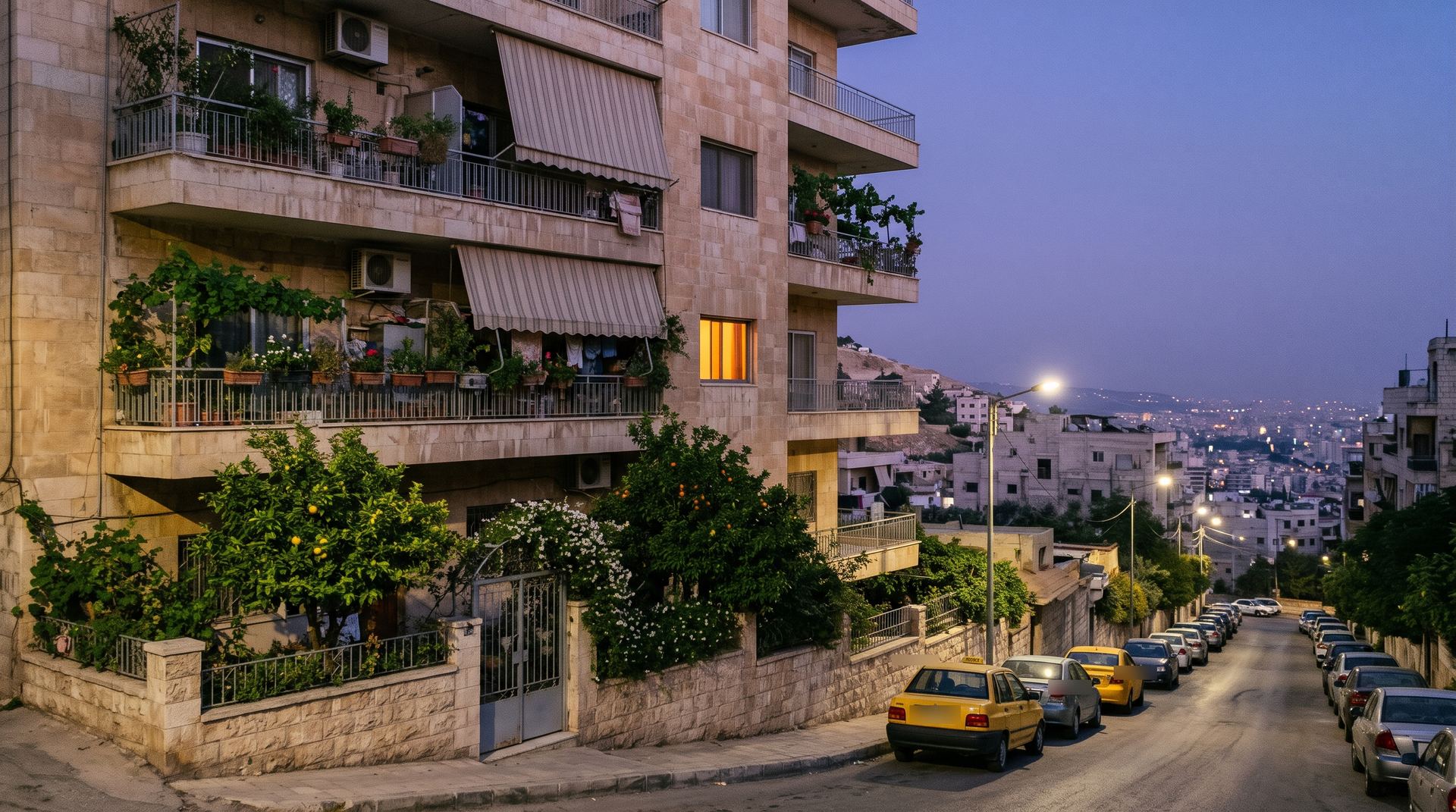 بناية سكنية بحي المهاجرين في دمشق عند المغرب، وشبّاك واحد مضوّي