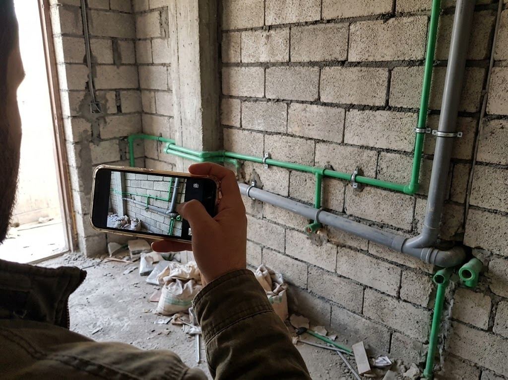 المهندس عم يصوّر التمديدات الصحية خلال الكشف